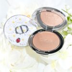 ディオール夏コスメ、“デイジーが花咲く”ハイライター＆青空ブルーの「リップ マキシマイザー」